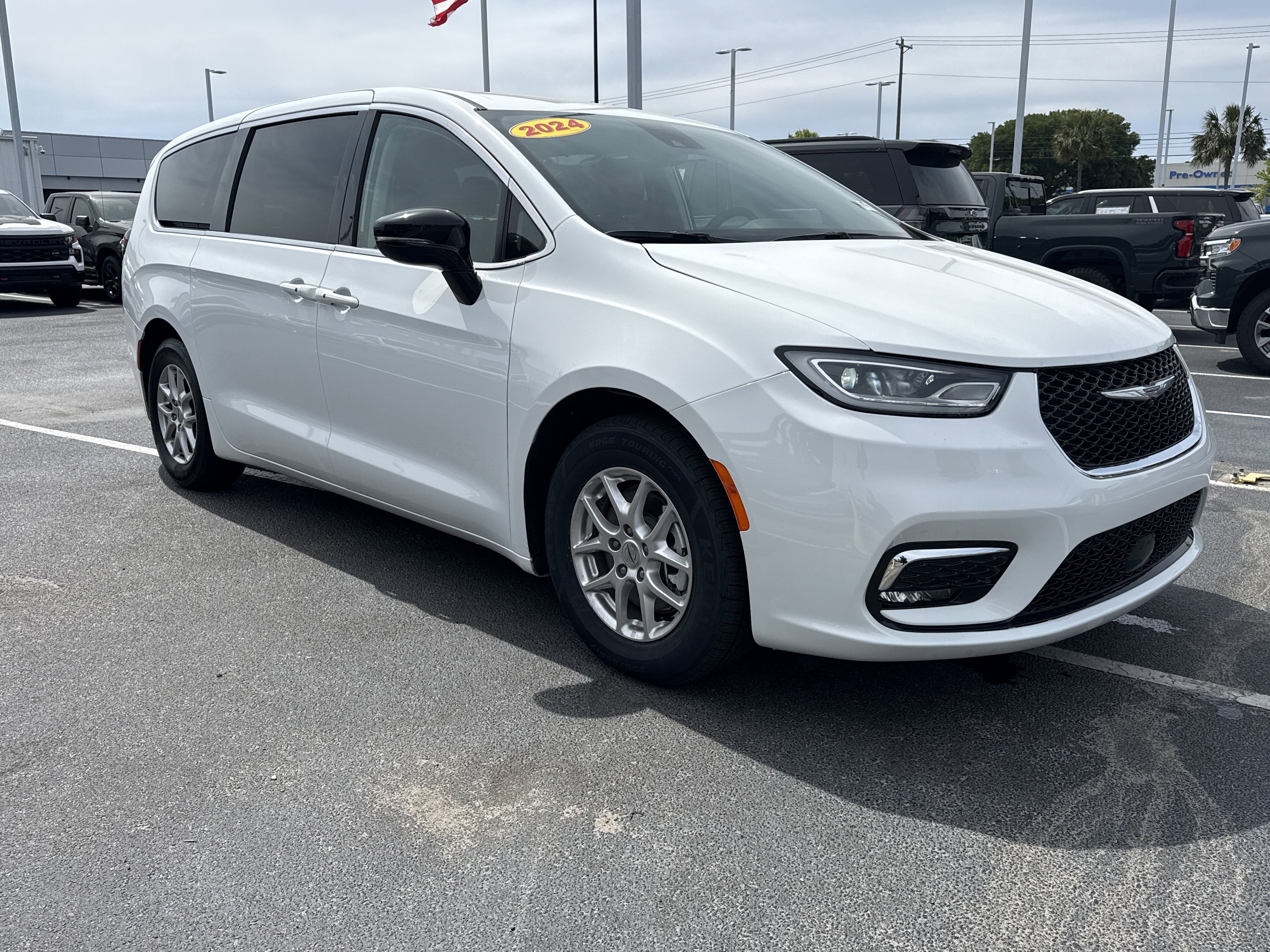Used 2024 Chrysler Pacifica Touring-L FWD image 28