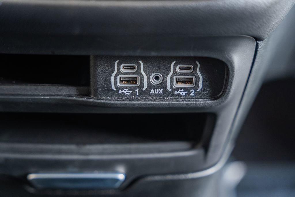 Used 2025 Chrysler Pacifica Select image 29