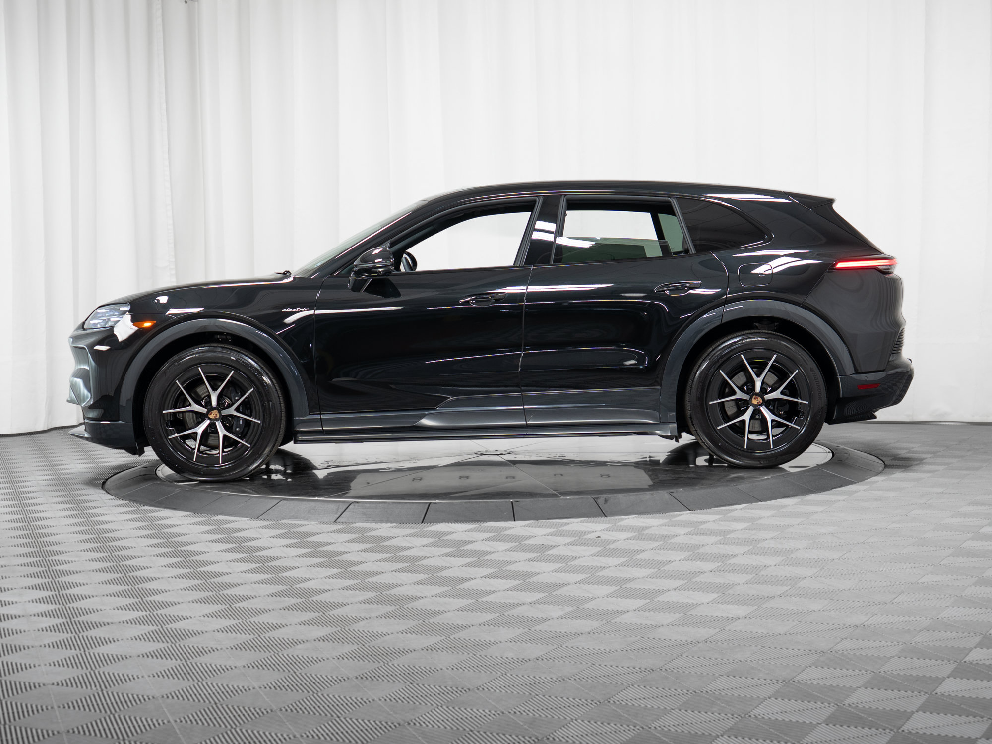 New 2026 Porsche Cayenne Electric AWD/4WD image 32