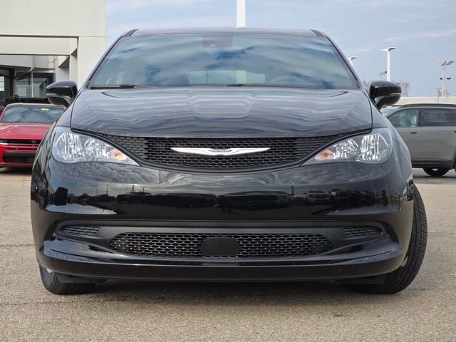 Used 2025 Chrysler Voyager LX image 3