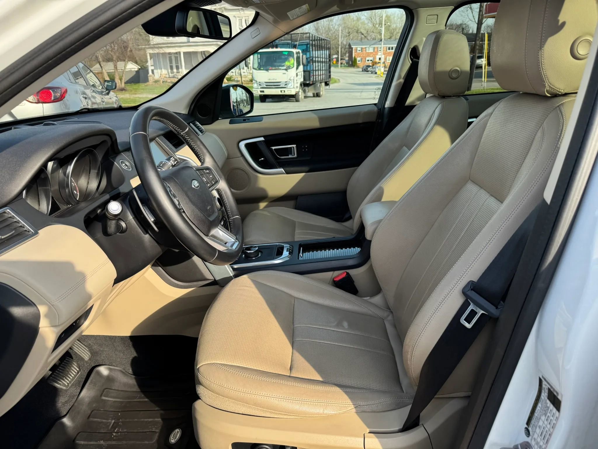 Used 2018 Land Rover Discovery Sport HSE image 25