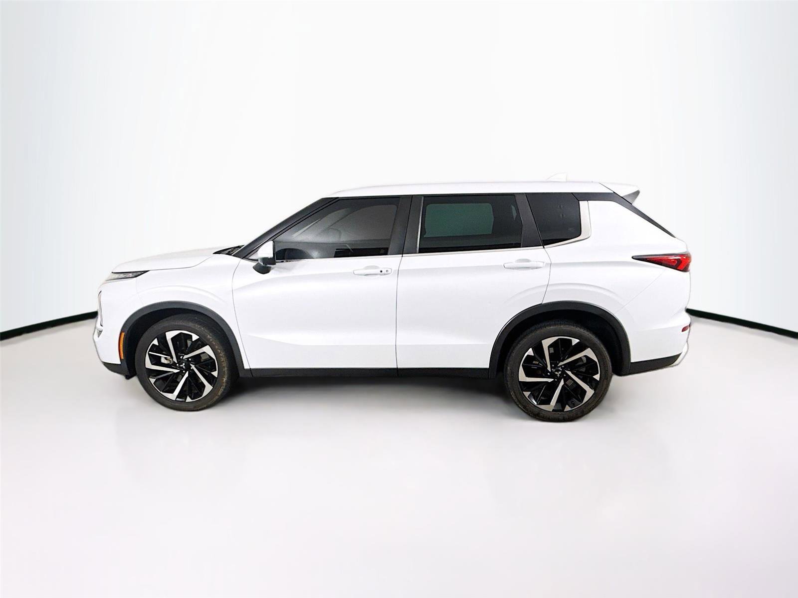 Used 2023 Mitsubishi Outlander SE FWD image 25