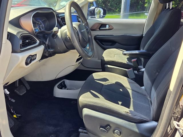 Used 2017 Chrysler Pacifica Touring FWD image 9