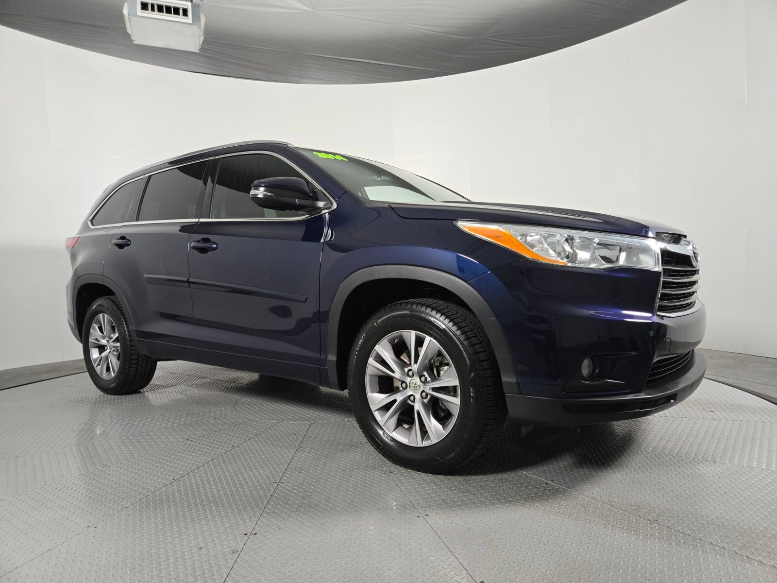 Used 2014 Toyota Highlander XLE FWD image 2