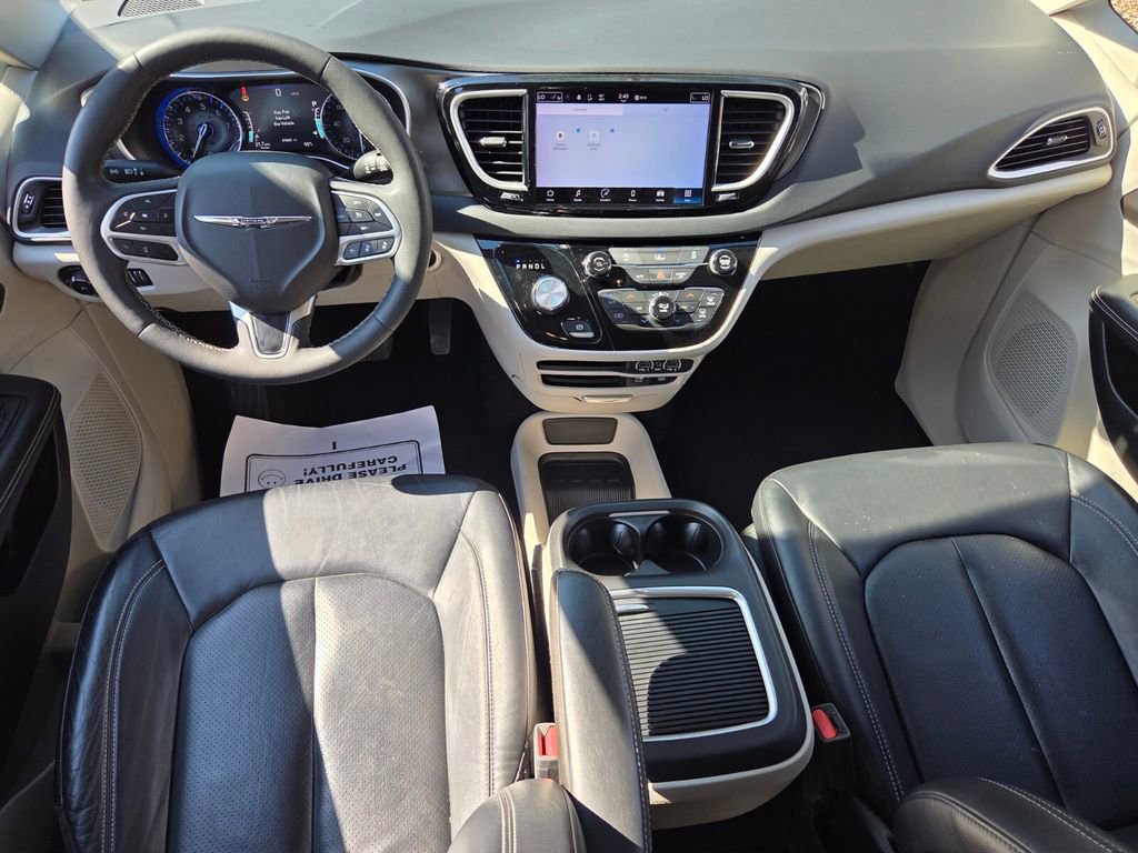 Used 2022 Chrysler Pacifica Touring-L image 10