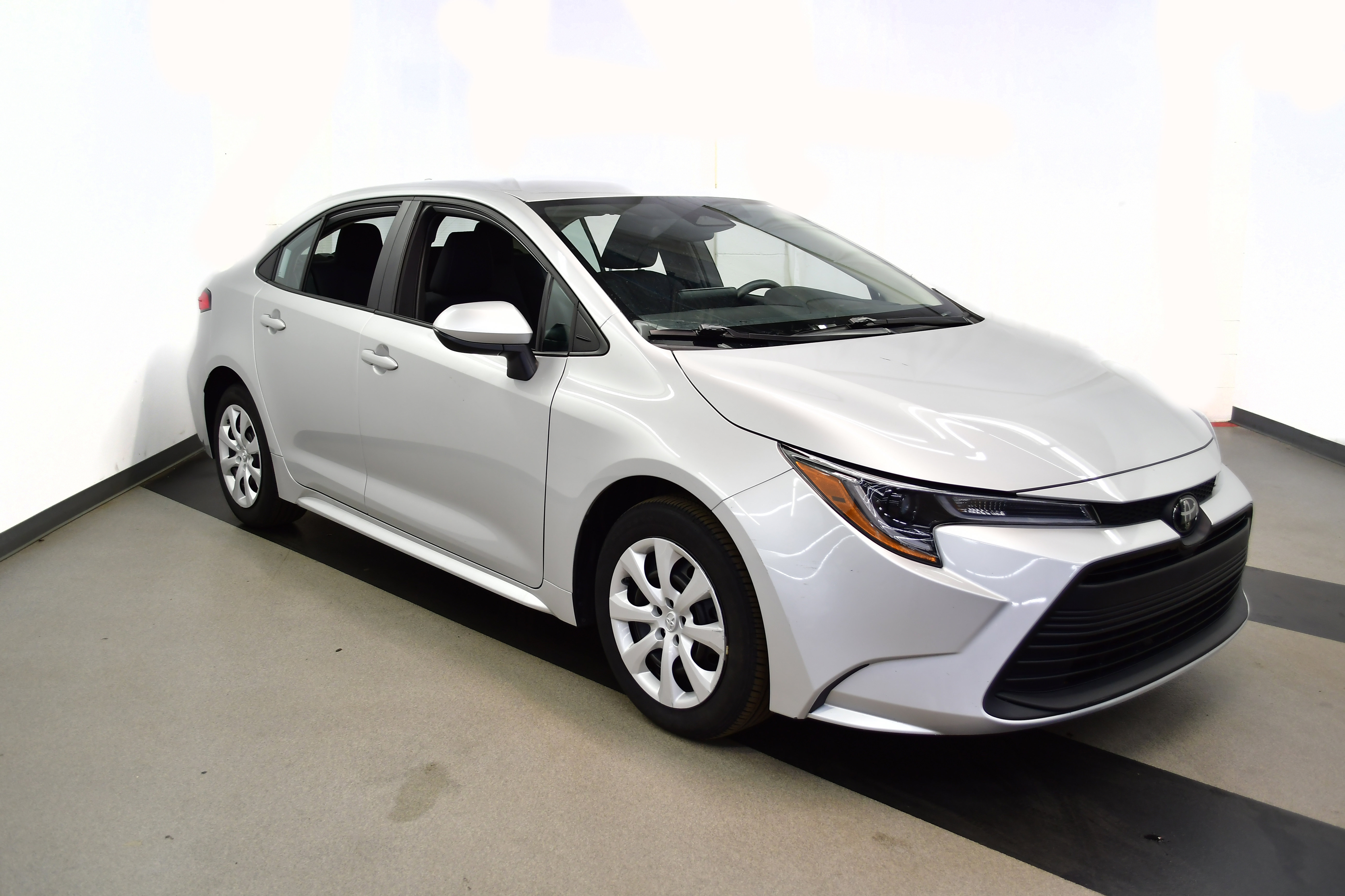 Used 2025 Toyota Corolla LE image 2