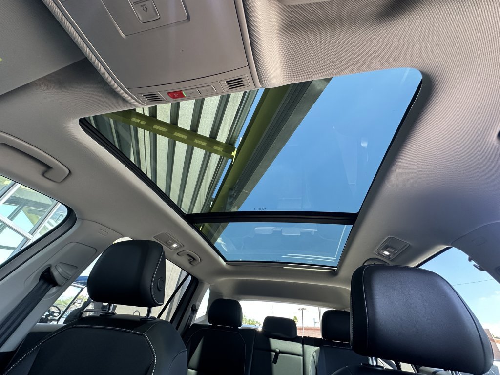 Used 2022 Volkswagen Tiguan SE w/ Panoramic Sunroof Package image 30