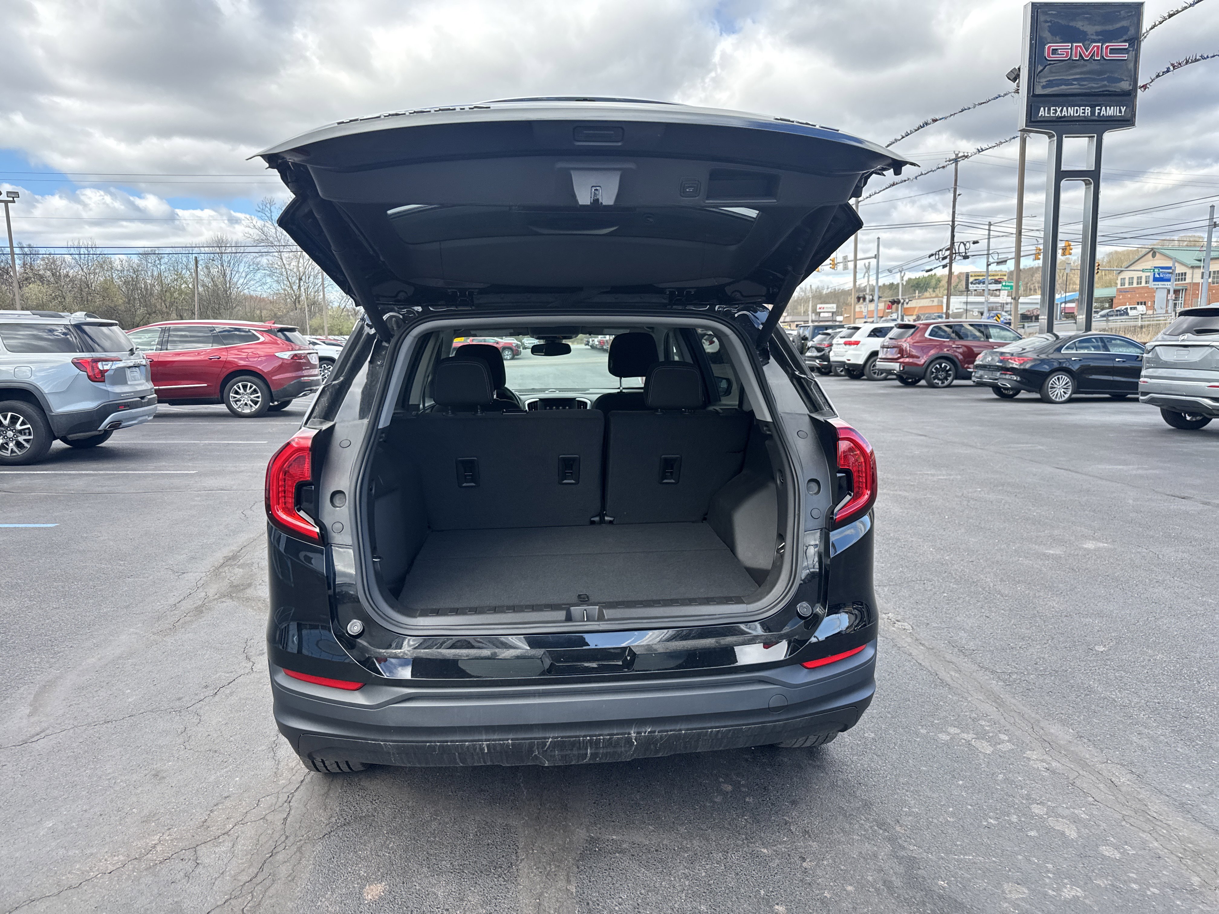 Used 2024 GMC Terrain SLE w/ Driver Convenience Package AWD/4WD image 5