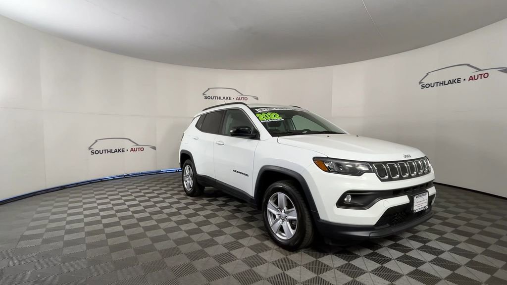 Used 2022 Jeep Compass Latitude w/ Sun and Sound Group AWD/4WD image 2