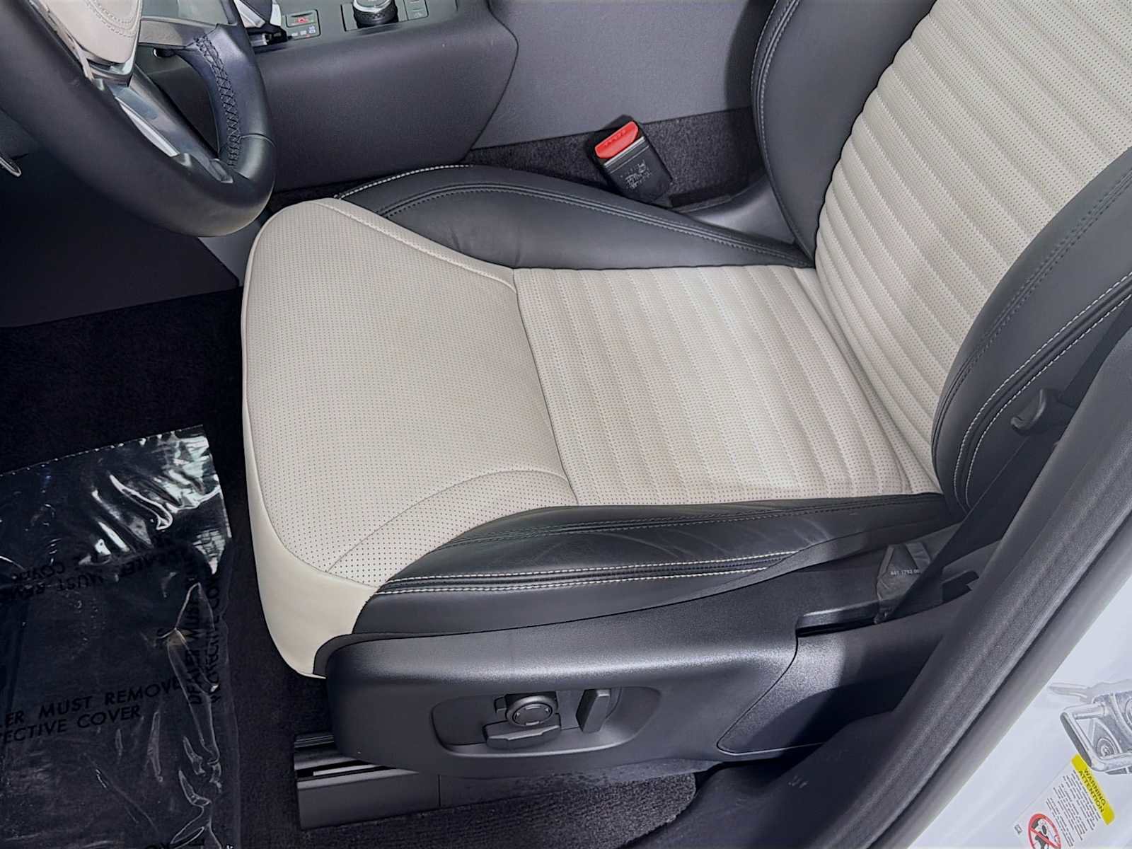 Used 2025 Land Rover Discovery Metropolitan Edition image 20