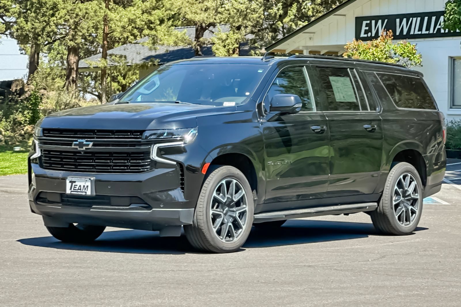 Used 2024 Chevrolet Suburban RST w/ Luxury Package AWD/4WD image 9
