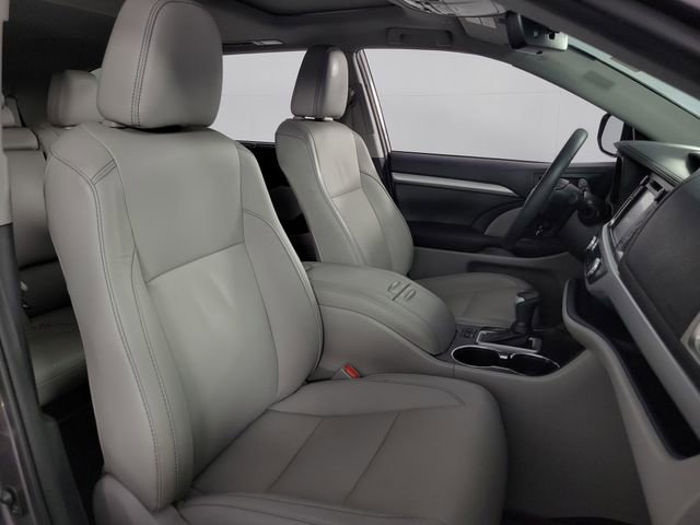 Used 2019 Toyota Highlander XLE AWD/4WD image 16