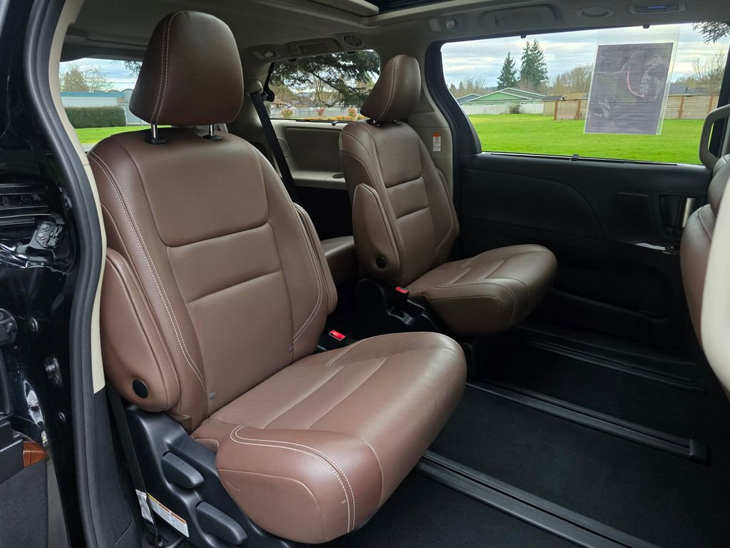 Used 2020 Toyota Sienna Limited image 22