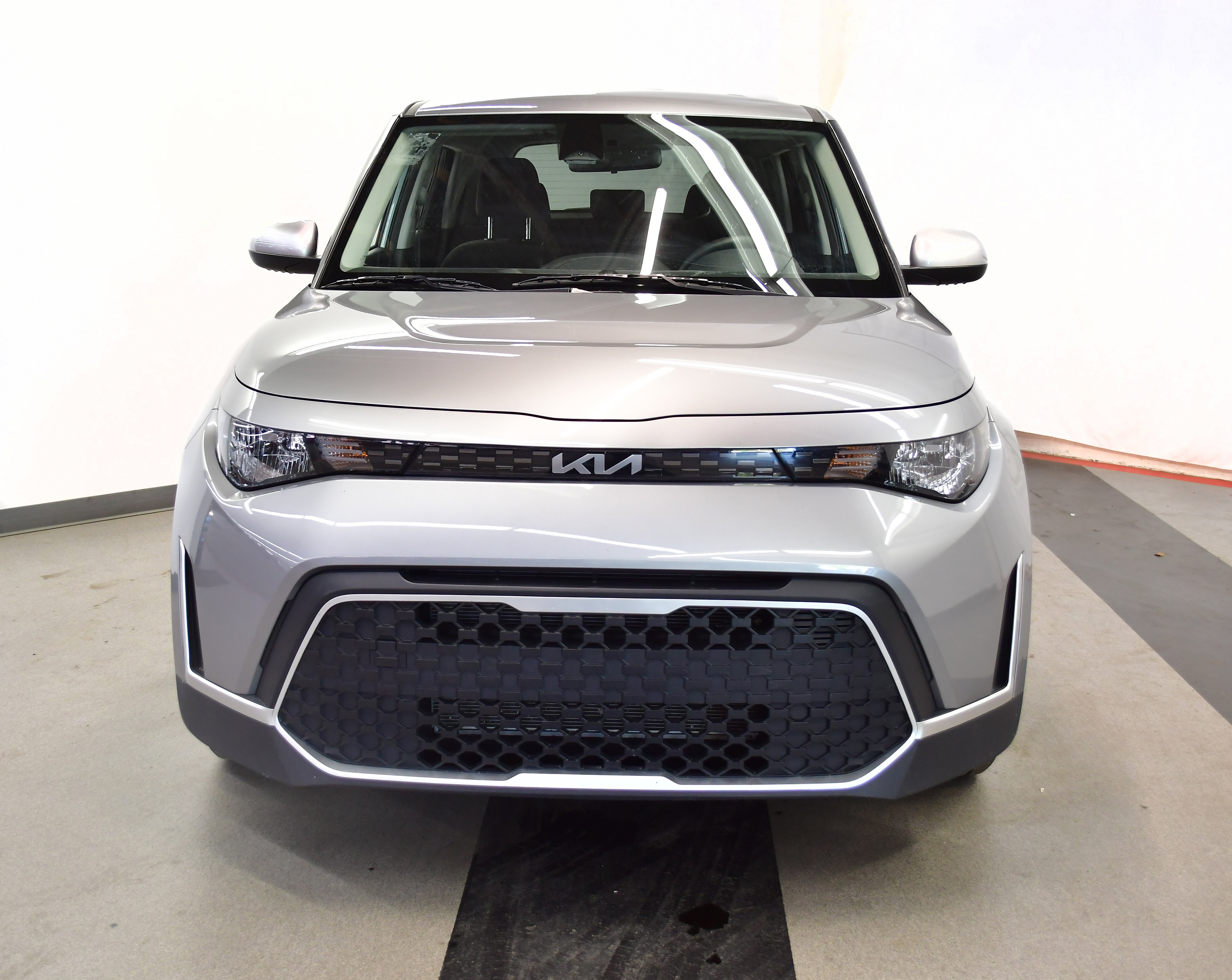 Used 2025 Kia Soul LX w/ LX Technology Package FWD image 3