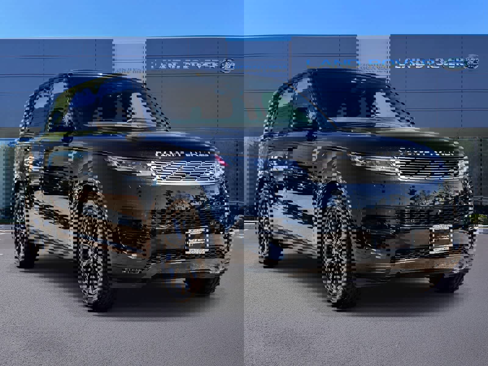 Used 2025 Land Rover Range Rover Sport image 3