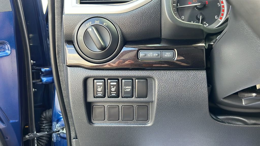 Used 2017 Nissan Titan SV image 14