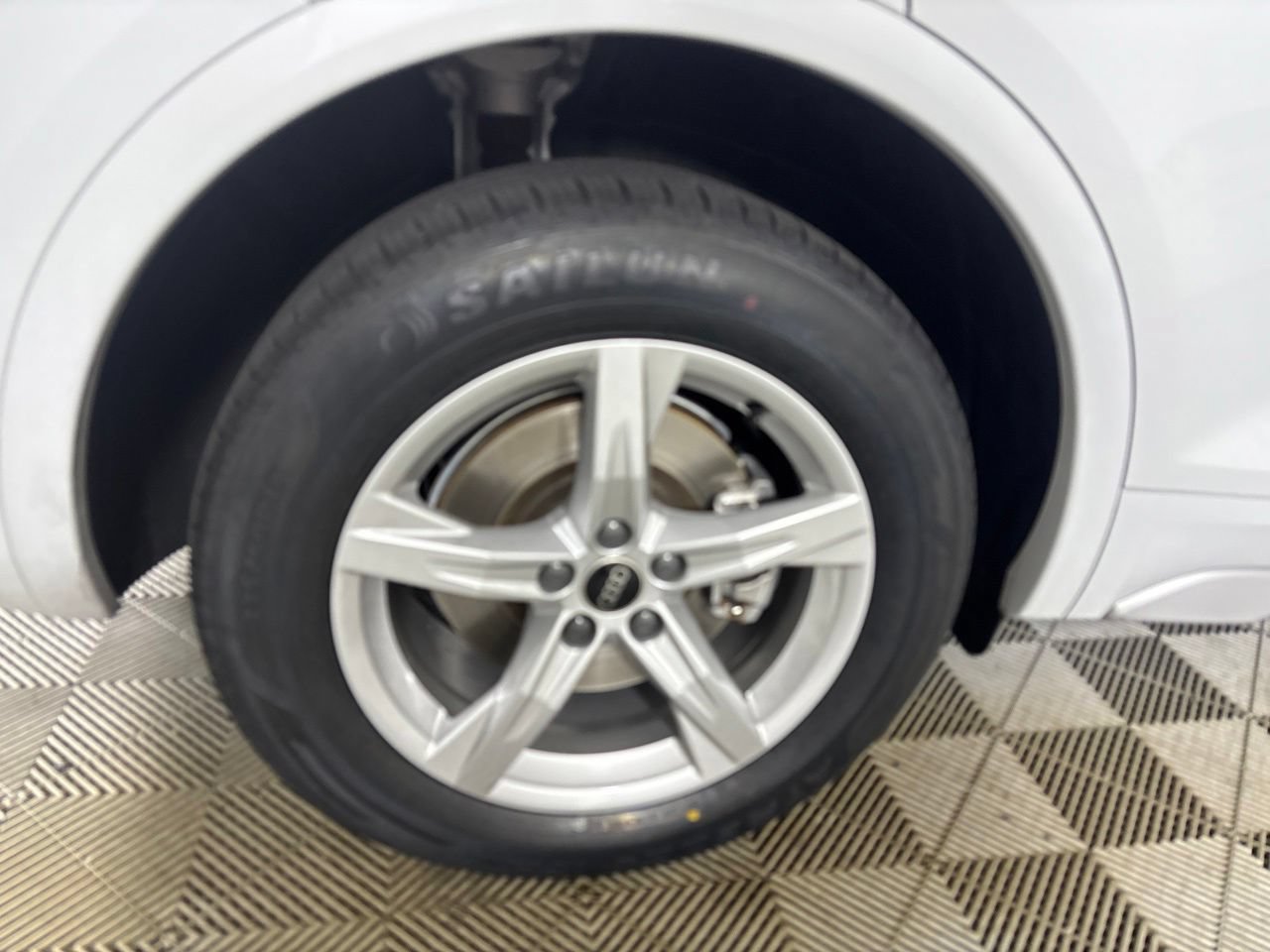 Used 2023 Audi Q5 2.0T Premium w/ Convenience Package AWD/4WD image 32