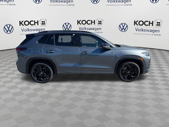 Used 2025 Volkswagen Tiguan SE R-Line AWD/4WD image 9