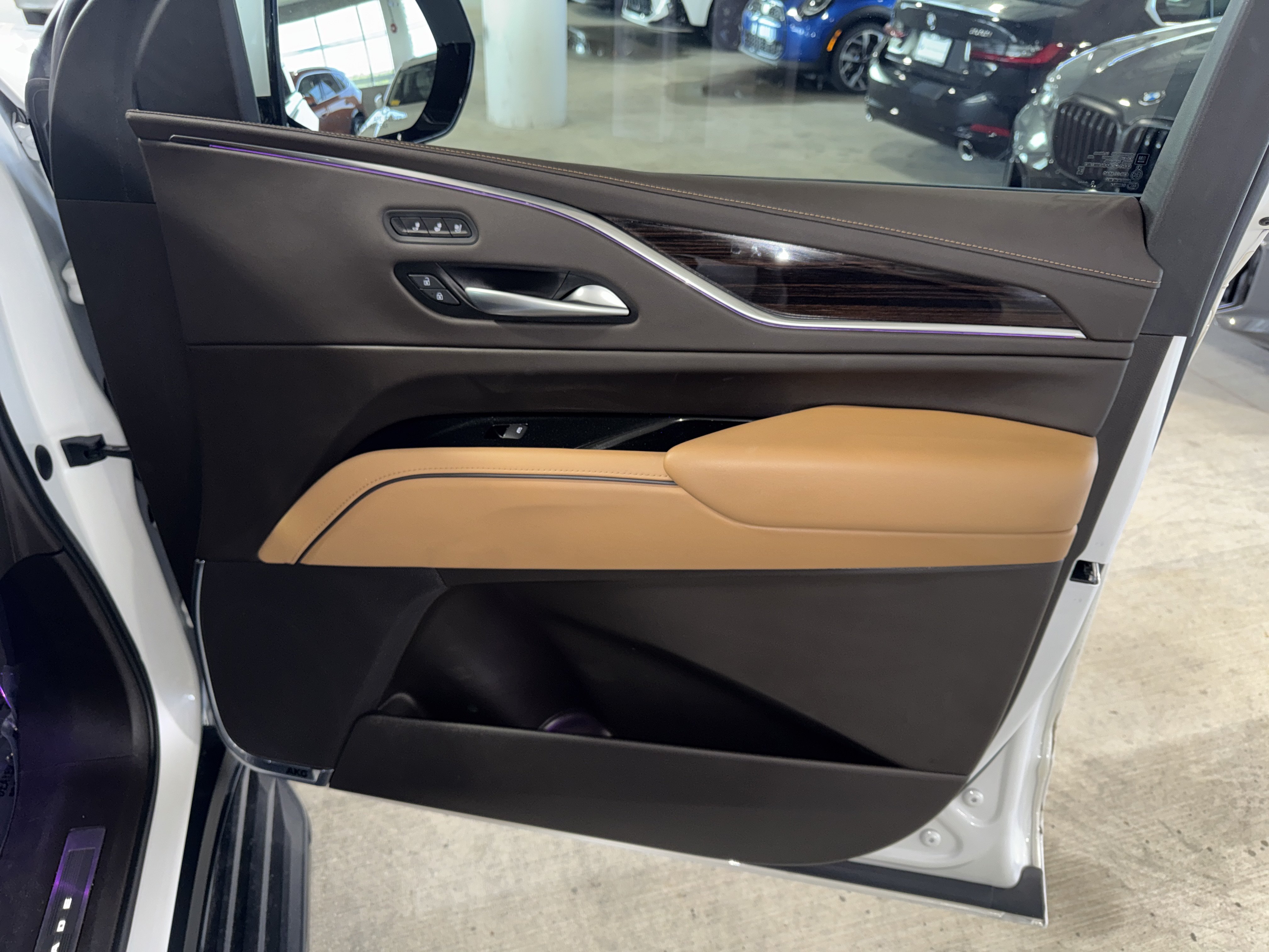 Used 2023 Cadillac Escalade Premium Luxury w/ LPO, Illumination Package AWD/4WD image 9