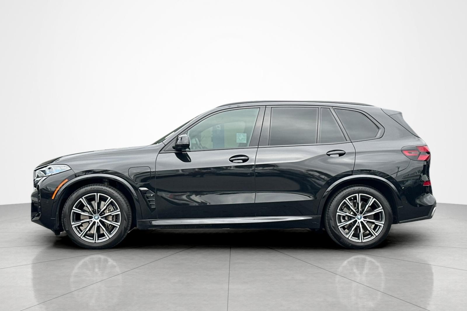 Used 2024 BMW X5 xDrive50e w/ M Sport Package AWD/4WD image 2