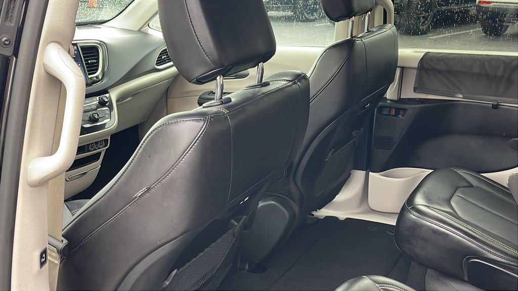 Used 2024 Chrysler Pacifica Touring-L FWD image 10