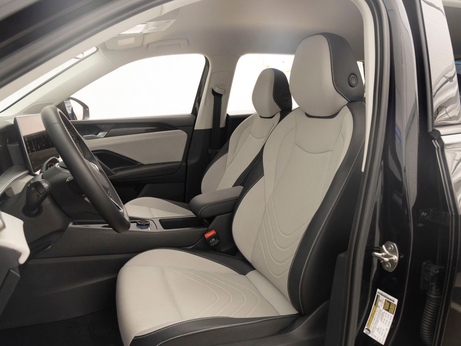 Used 2025 Volkswagen Tiguan SE image 13