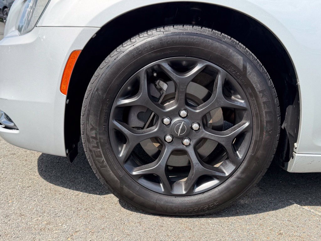 Used 2019 Chrysler 300 Touring w/ Sport Appearance Package AWD/4WD image 10