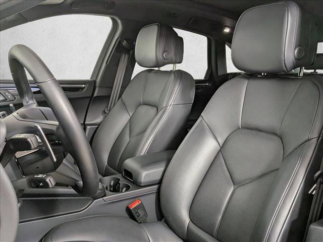 Certified 2025 Porsche Macan AWD/4WD image 5