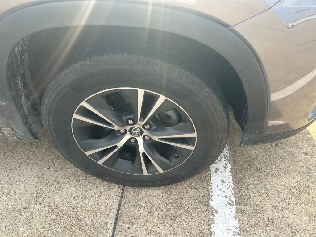 Used 2017 Toyota Highlander LE FWD image 2