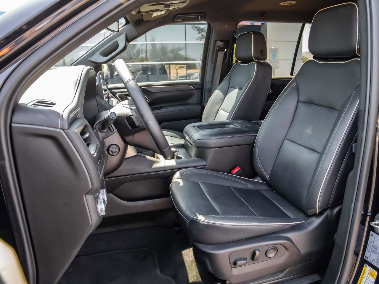 Used 2023 GMC Yukon SLT w/ SLT Luxury Package image 10
