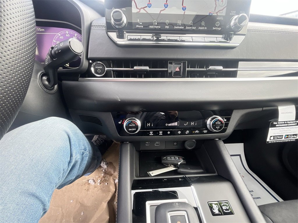 New 2025 Mitsubishi Outlander SE image 19