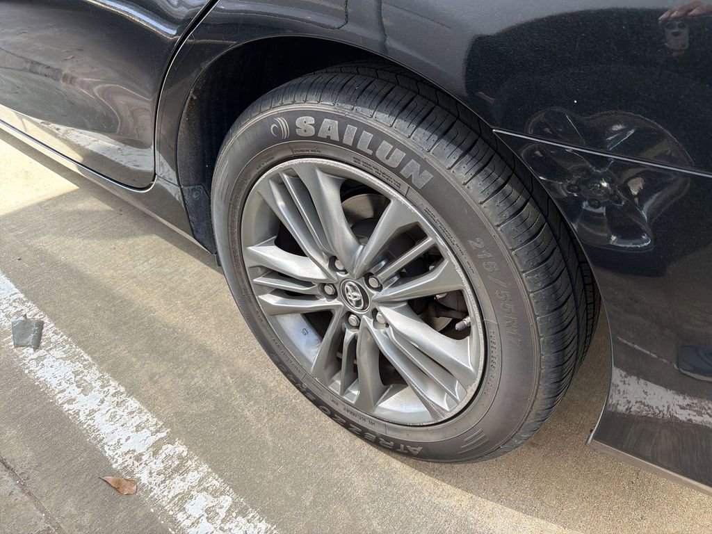 Used 2017 Toyota Camry SE image 3