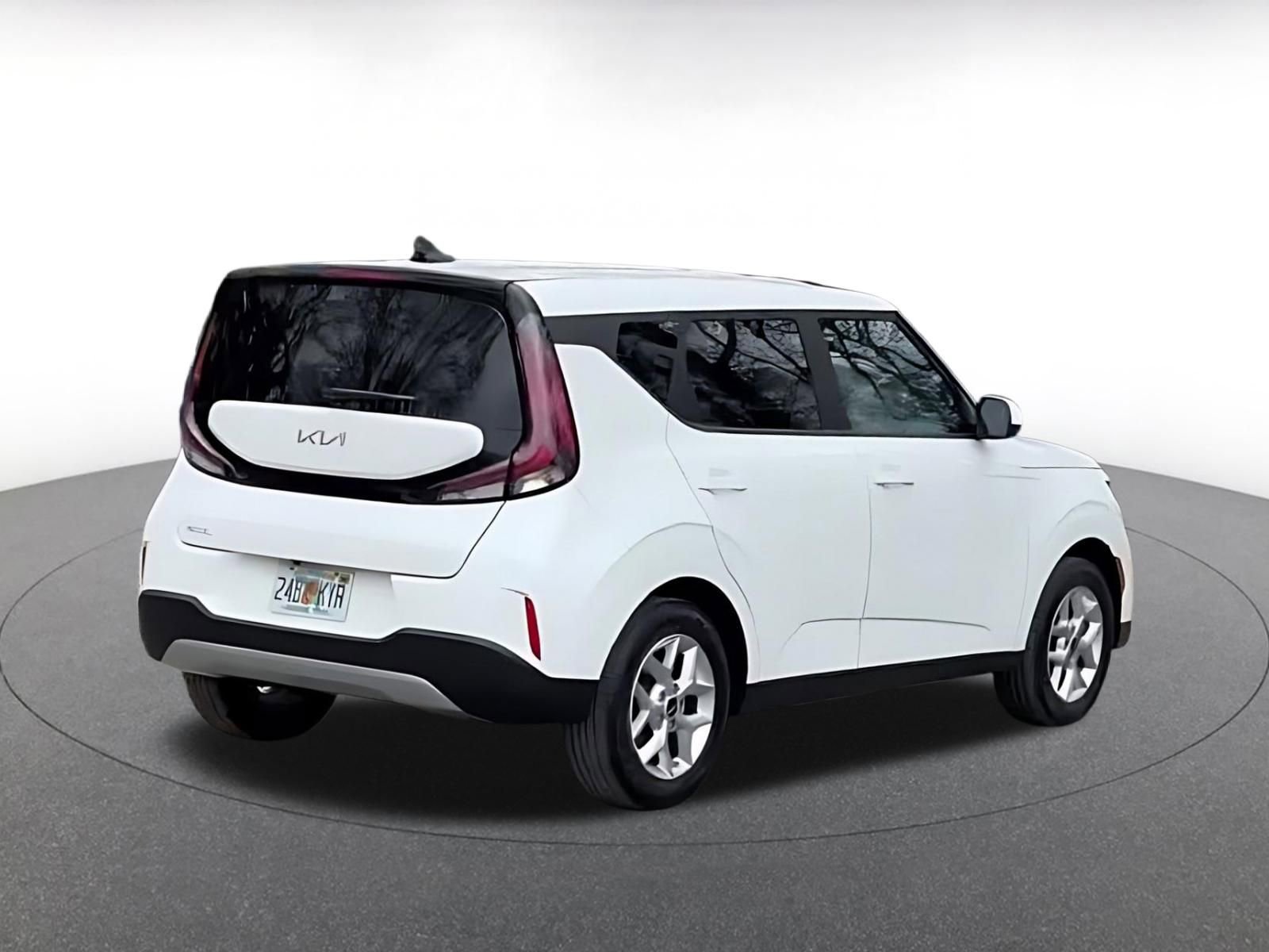 Used 2025 Kia Soul LX w/ LX Technology Package FWD image 12