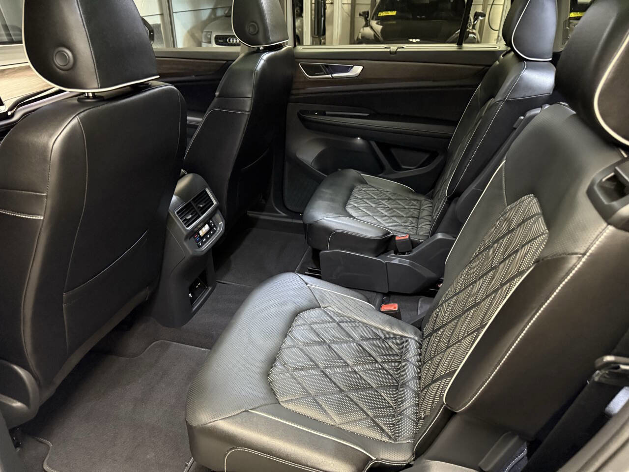 Used 2024 Volkswagen Atlas SEL Premium R-Line image 25