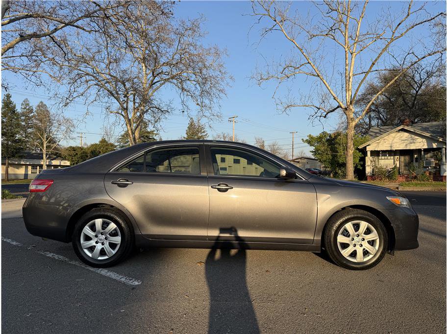 Used 2010 Toyota Camry LE image 8