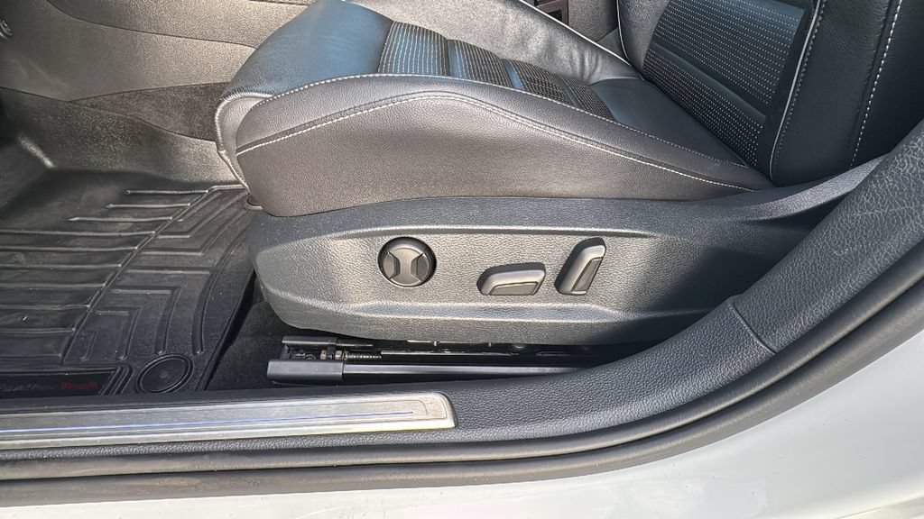 Used 2019 Volkswagen Golf R 4-Door AWD/4WD image 9