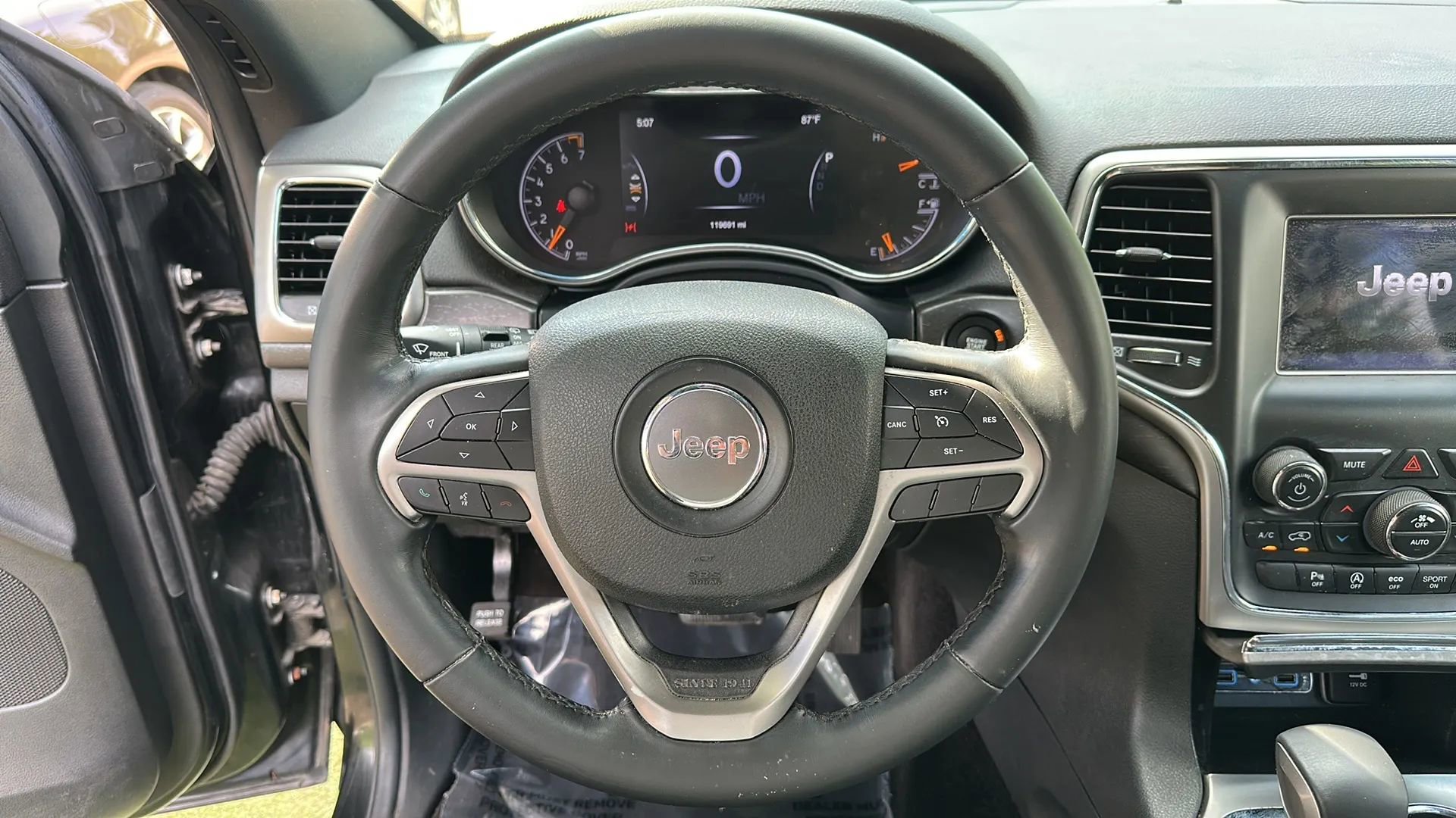Used 2018 Jeep Grand Cherokee Laredo AWD/4WD image 28