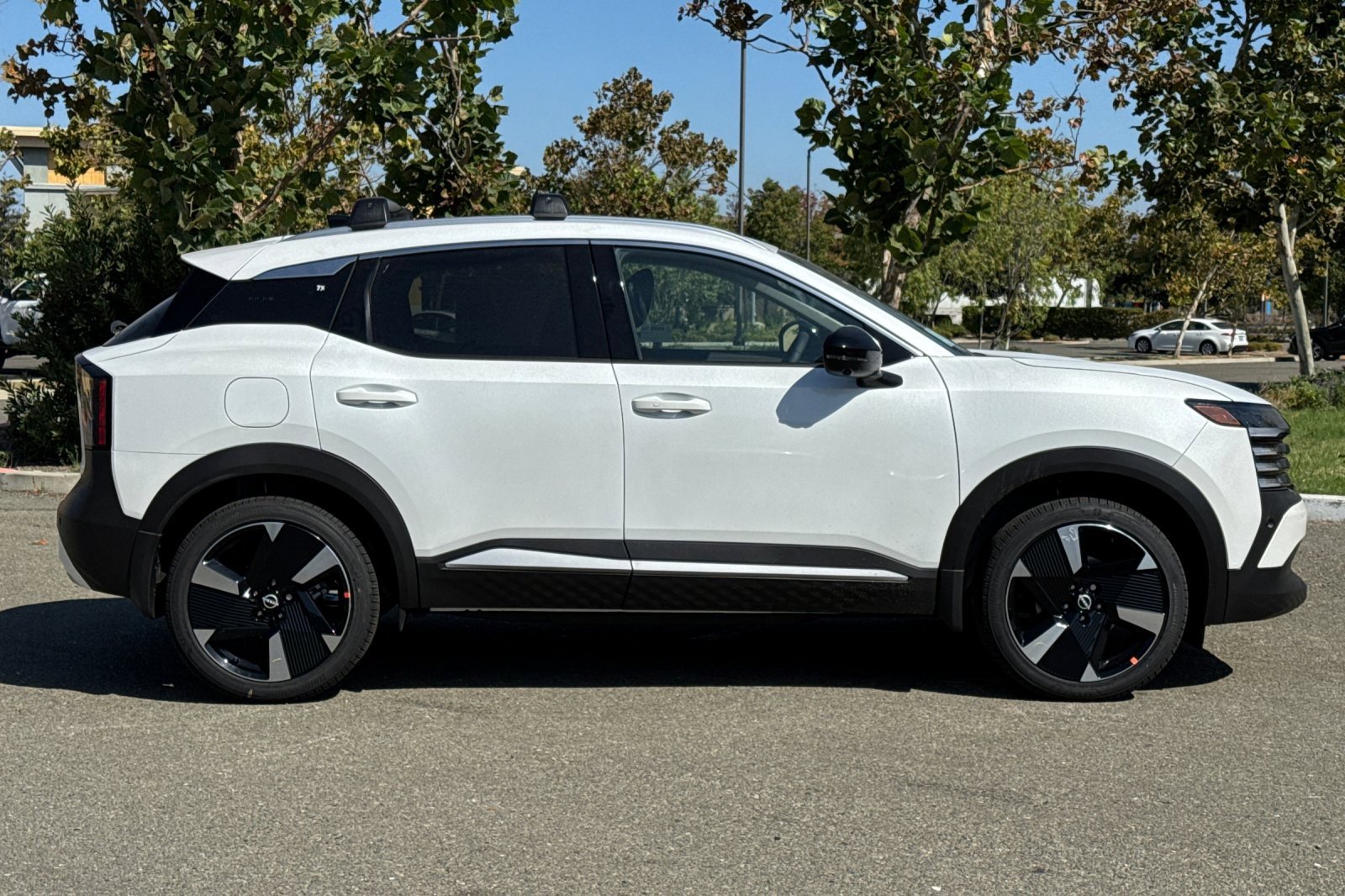 New 2026 Nissan Kicks SR w/ Cold Weather Package image 3