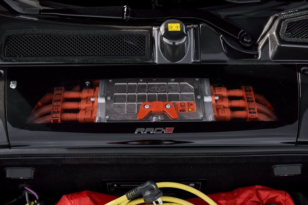 Used 2022 Ferrari SF90 Spider image 18