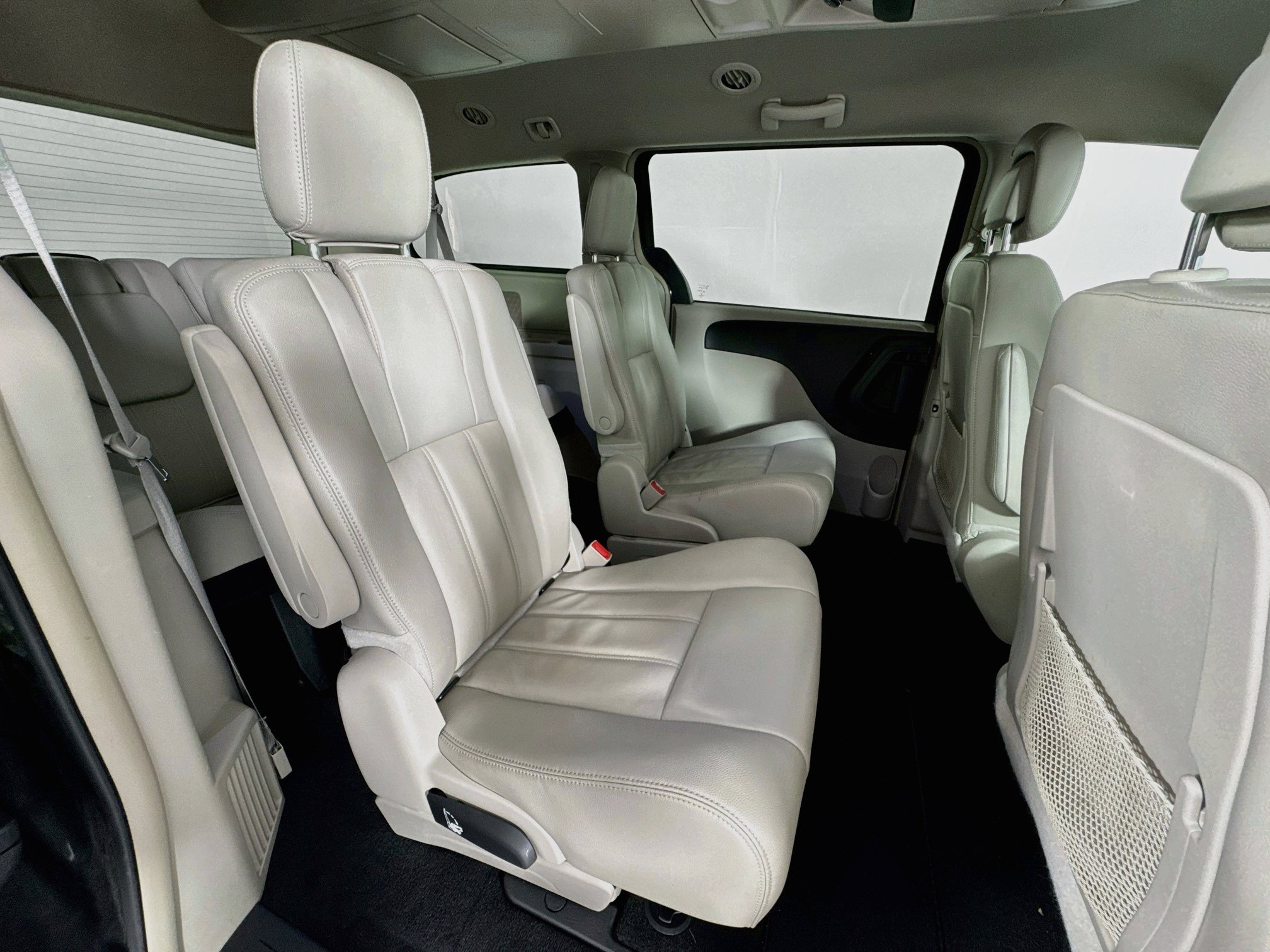 Used 2013 Chrysler Town & Country Touring FWD image 27