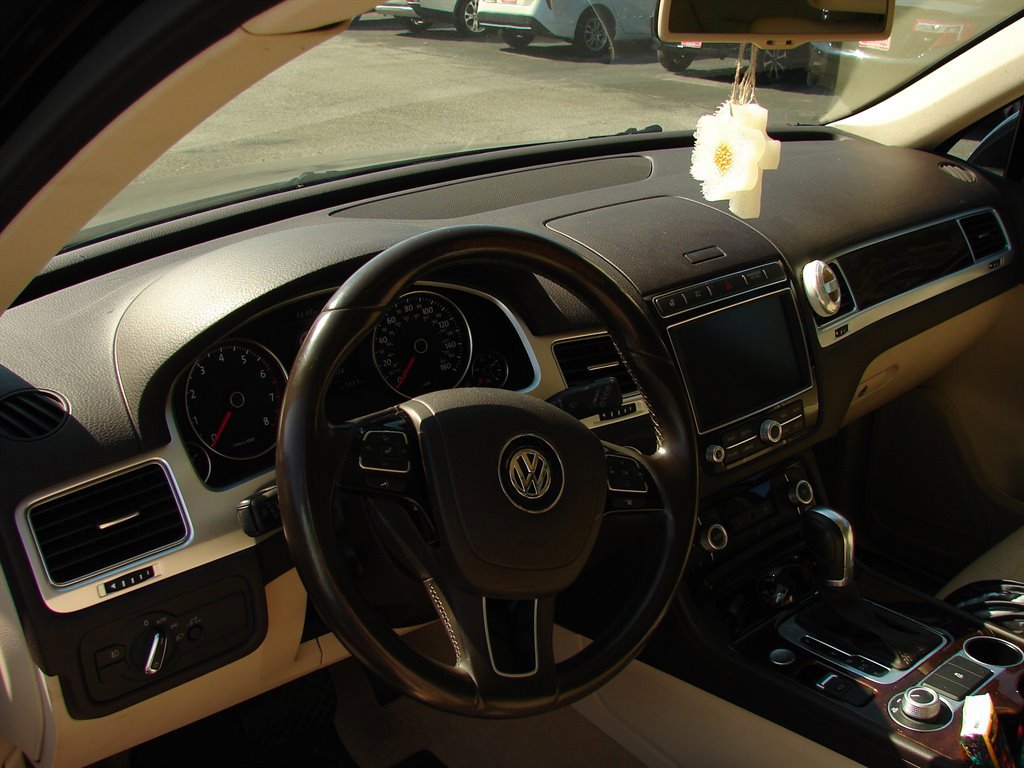 Used 2016 Volkswagen Touareg Lux image 7