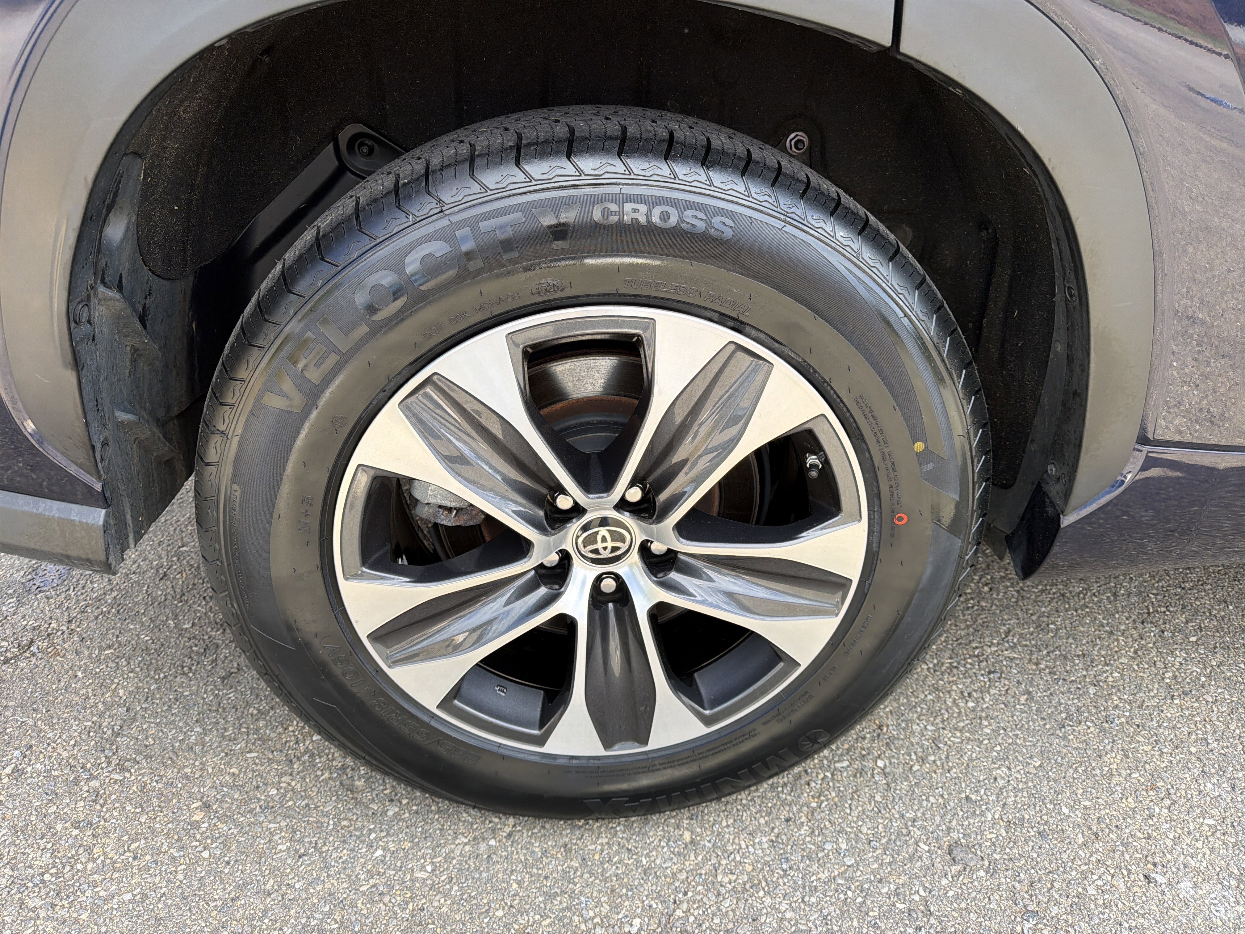 Used 2024 Toyota Highlander XLE FWD image 17