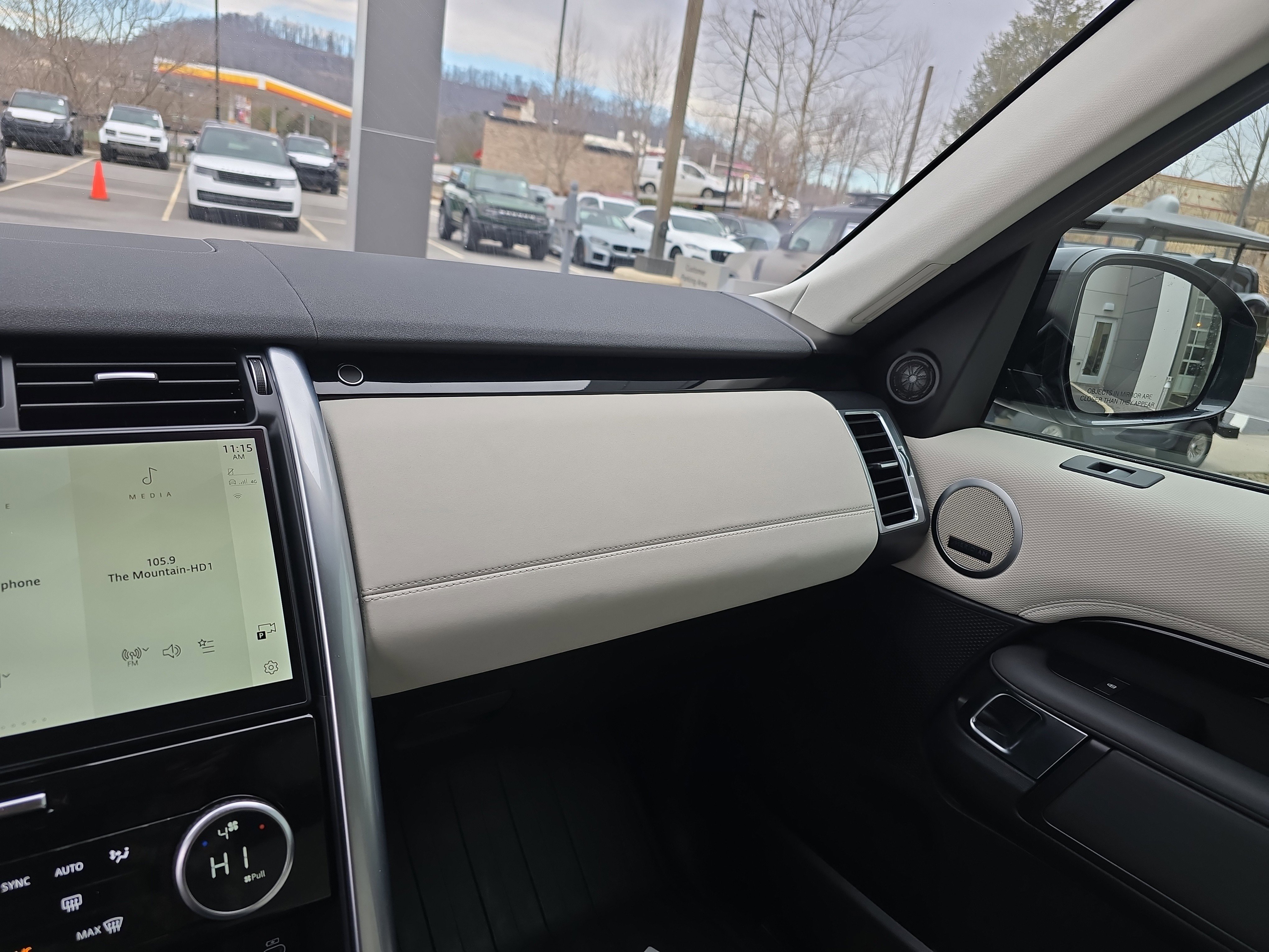 Used 2021 Land Rover Discovery S image 24