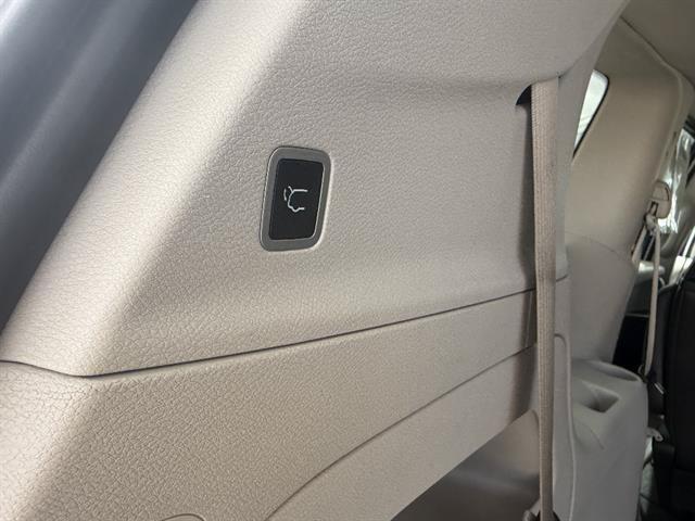 Used 2024 Chrysler Pacifica Touring-L FWD image 22