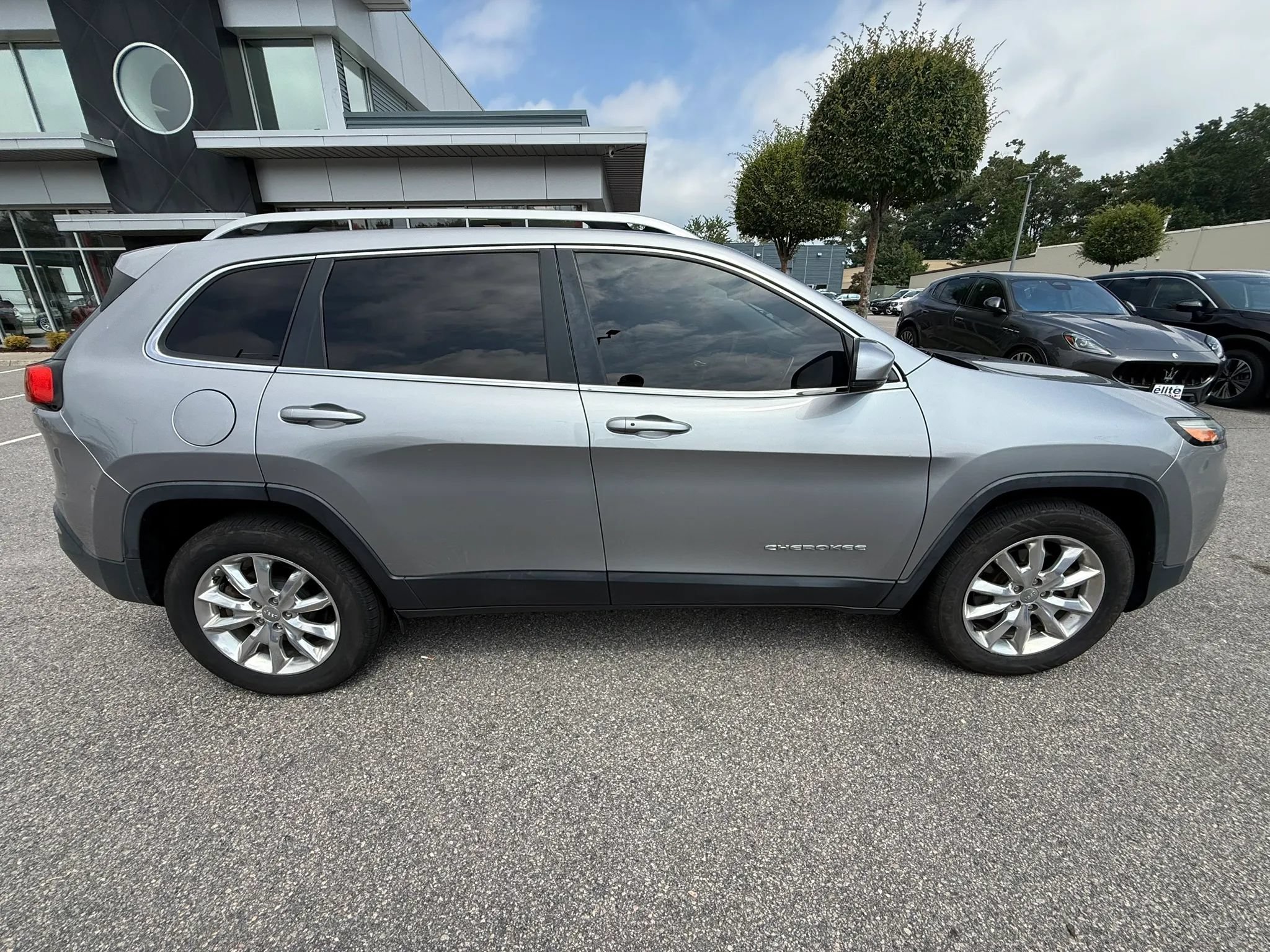 Used 2016 Jeep Cherokee Limited AWD/4WD image 8