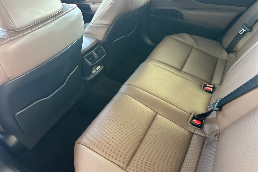 Used 2025 Lexus ES 300h w/ Premium Package FWD image 13