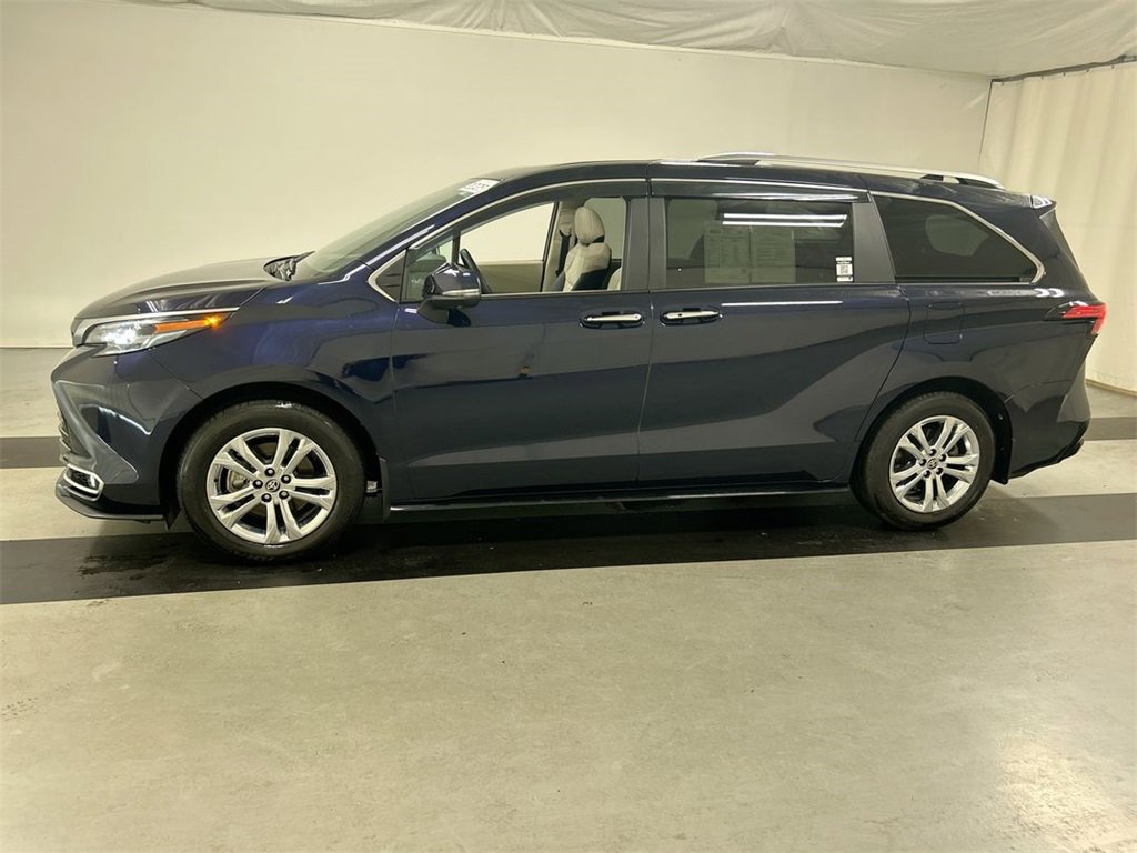 Used 2025 Toyota Sienna Platinum image 9