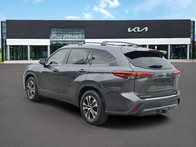 Used 2022 Toyota Highlander XLE FWD image 3
