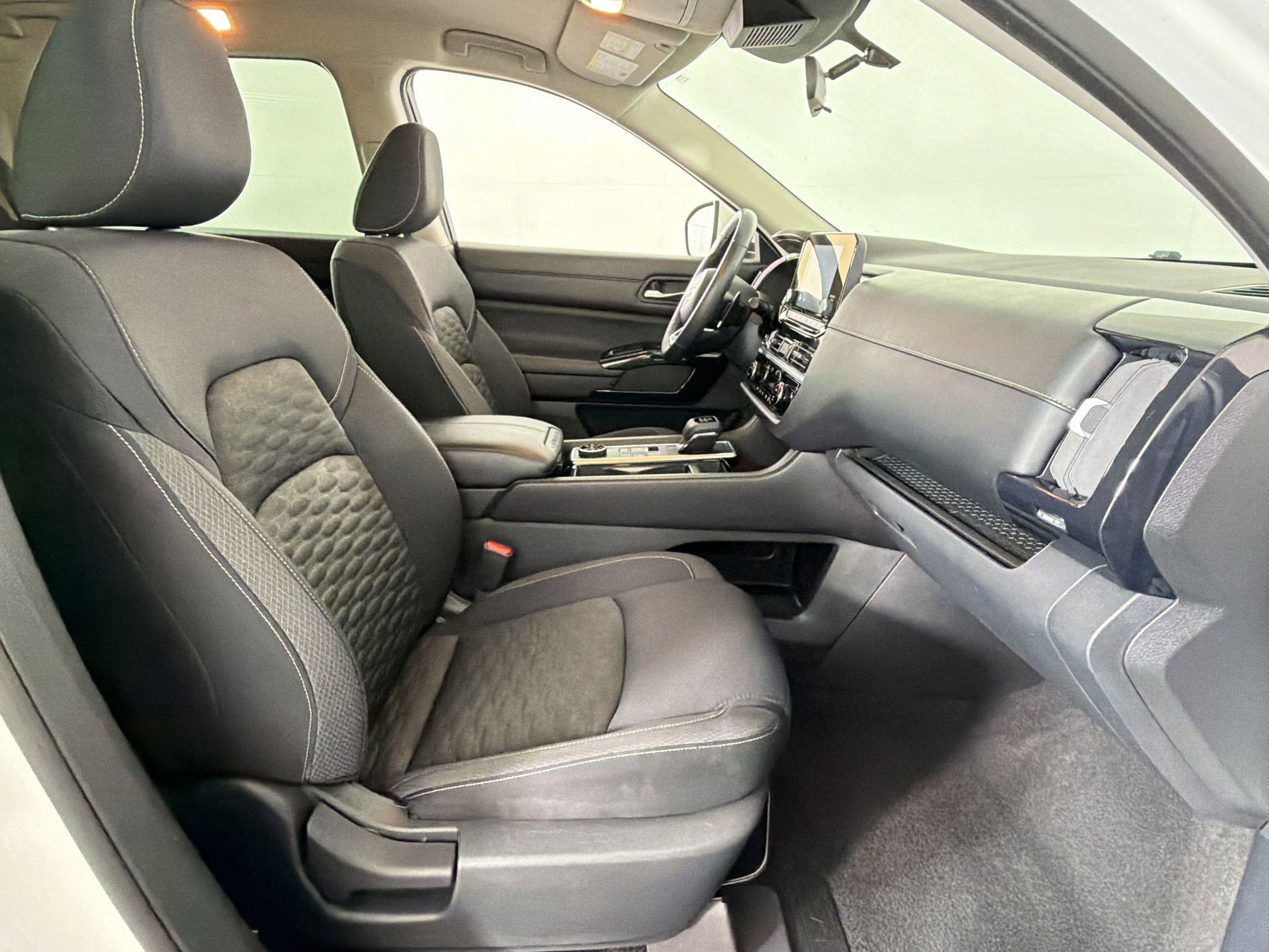Used 2022 Nissan Pathfinder SV image 29