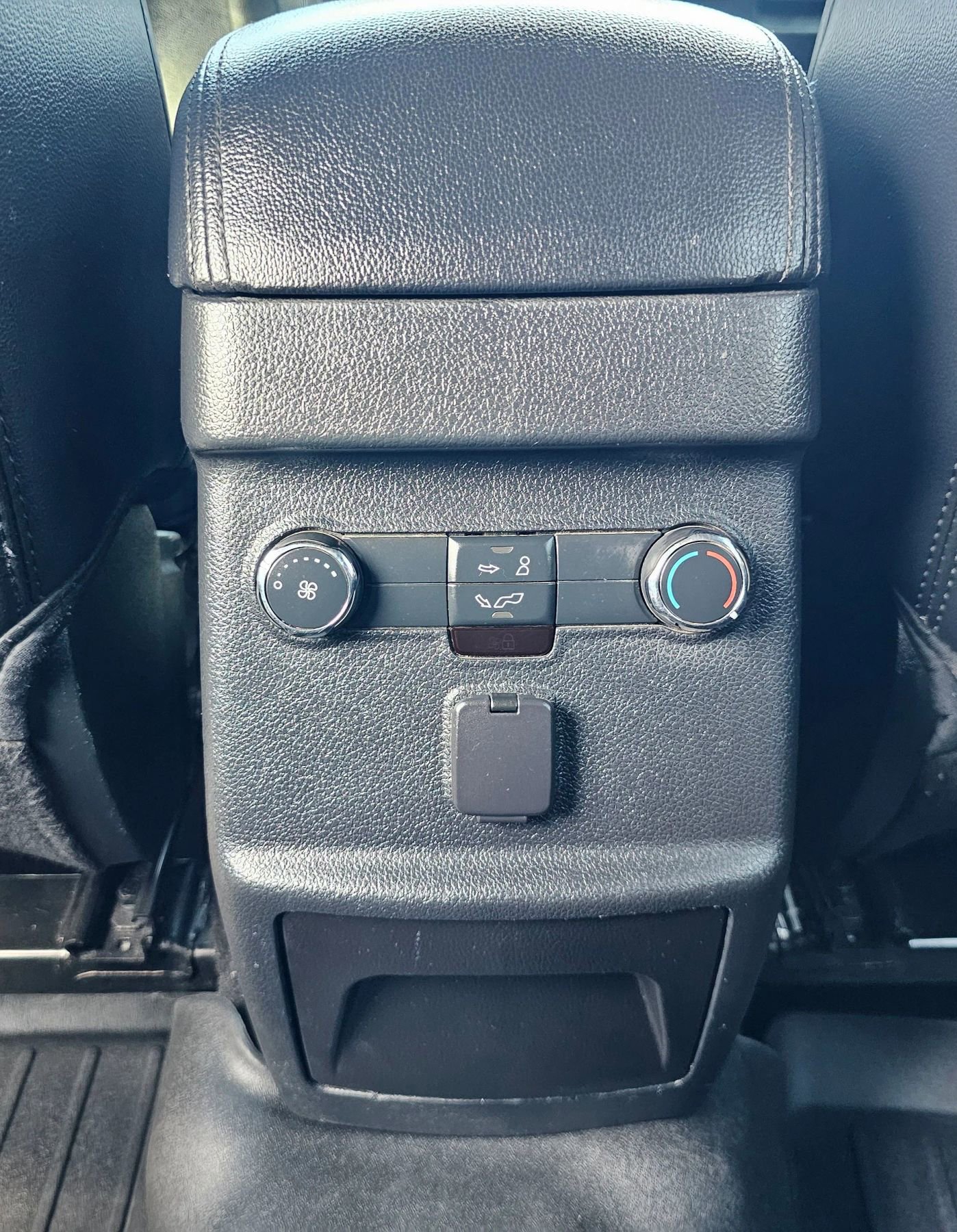 Used 2018 Ford Explorer XLT w/ Equipment Group 202A AWD/4WD image 18